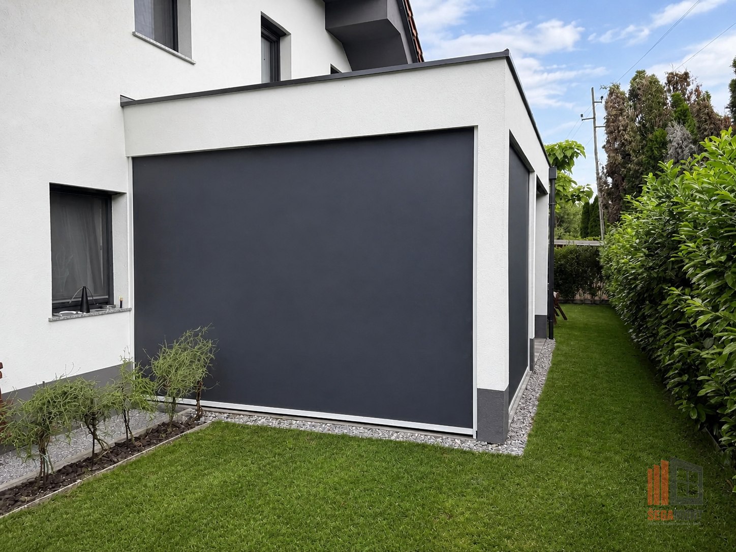 Anthracite screen blind on a contemporary extension