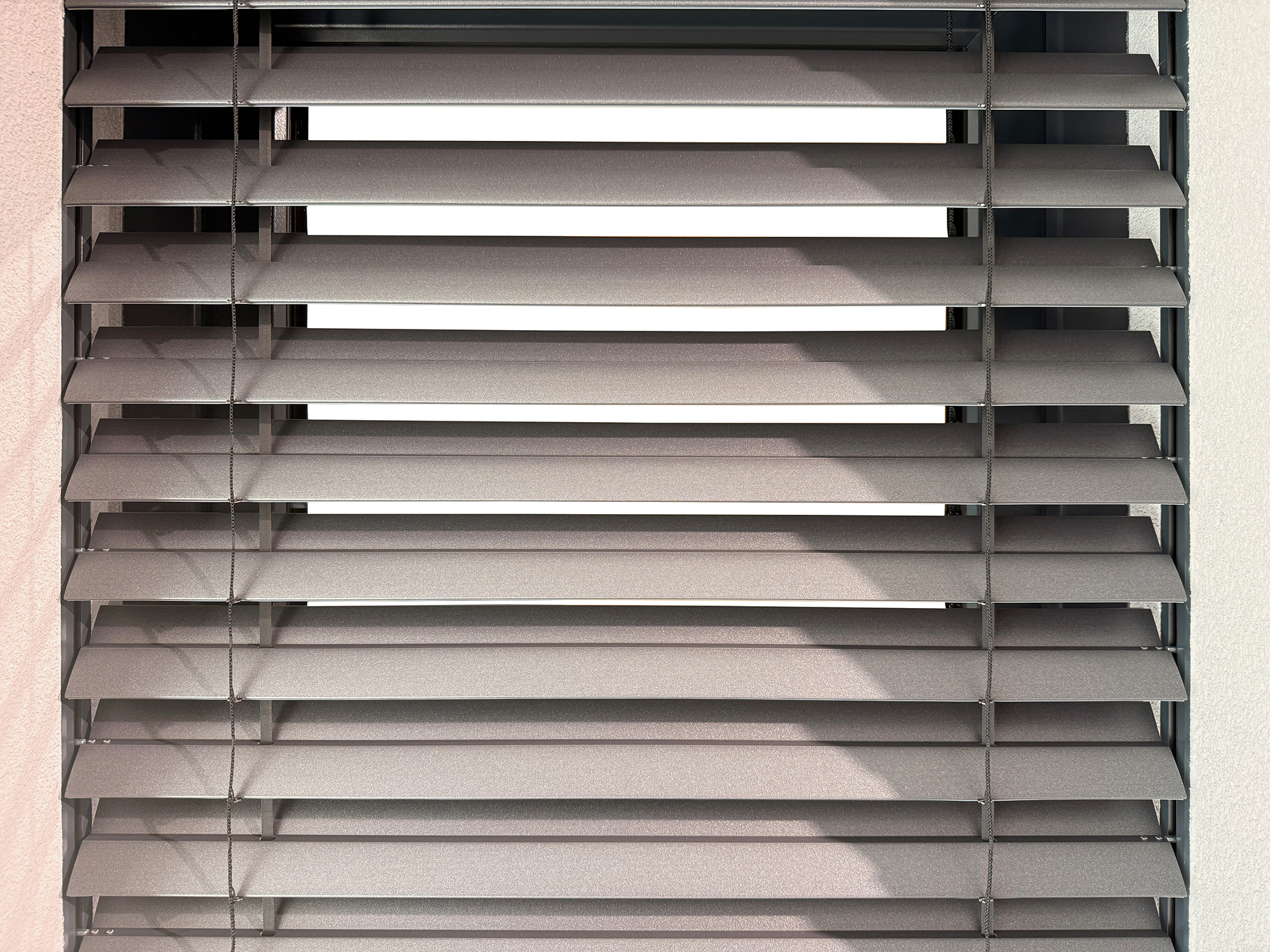 Außenjalousie ZX-75 an einem Fenster
